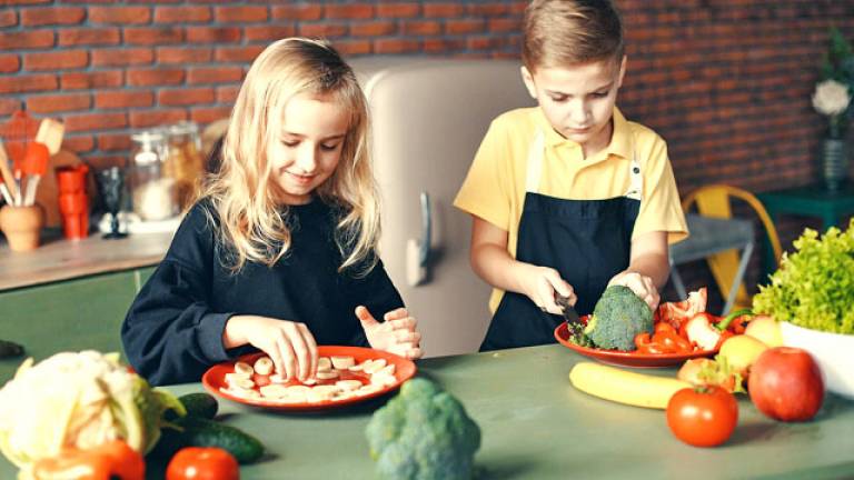 dzieci-jedzenie-warzyw